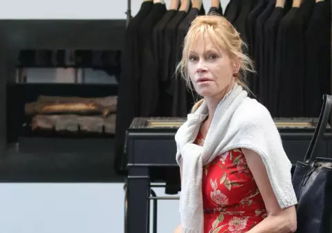 UNUL dintre FOŞTII SOŢI ai lui MELANIE GRIFFITH umblă cu TINERELE! Are iubită de doar 18 ani!