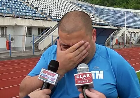 Imagini incredibile, la Argeş! Managerul unei echipe de fotbal plânge ca un copil de bucurie că a promovat