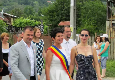 La AŞA SĂRBĂTOARE, aşa PREZENŢĂ! Actriţa MARIA DINULESCU, la ZIUA COMUNEI unde MAMA SA e PRIMĂRIŢĂ! | FOTO