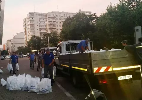 Voluntarii bucureşteni îi ajută pe sinistraţi. Află unde s-au amenajat puncte de colectare!