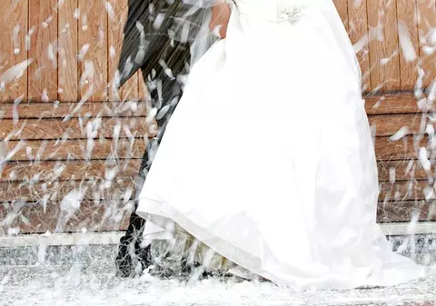 O femeie s-a căsătorit cu fotograful pe care l-a întâlnit la propria nuntă... cu un alt bărbat
