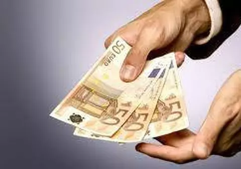 Un medic a fost prins în flagrant, în timp ce dădea mita înapoi