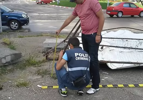 Dezastru la Piteşti după o furtună puternică. UN PANOU PUBLICITAR s-a desprins din suport şi a LOVIT UN PIETON