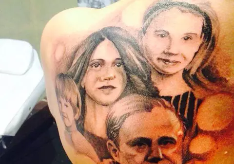 GALERIE FOTO / SENZAŢIONAL! Prodanca şi-a tatuat toată familia pe spate