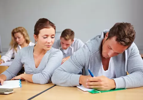 Profă prinsă în timp ce copia la… sport!