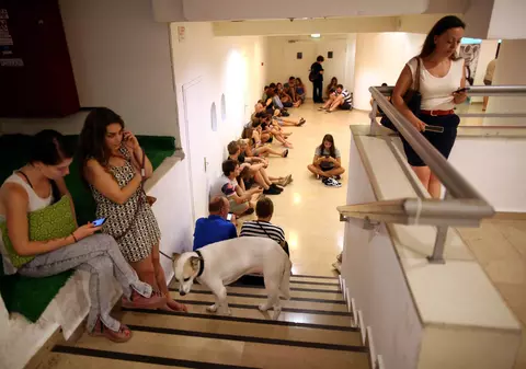 MAE: CEI 15 TURIŞTI ROMÂNI BLOCAŢI în Cisiordania au PLECAT spre România