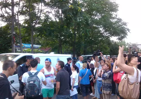 Scandal MARE în plină stradă! Susţinătorii eutanasierii şi iubitorii de maidanezi s-au HUIDUIT, SCUIPAT ŞI ÎMBRÂNCIT în faţa SEDIULUI ASPA 