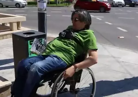 CHINUL de pe LUME! Incredibil CÂT DE GREU TRAVERSEAZĂ un OM în SCAUNUL cu ROTILE Piaţa Universităţii! | VIDEO