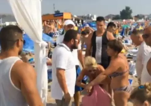 SCANDAL PE PLAJĂ! Un cearşaf printre şezlonguri a adus NEBUNIA la marea noastră