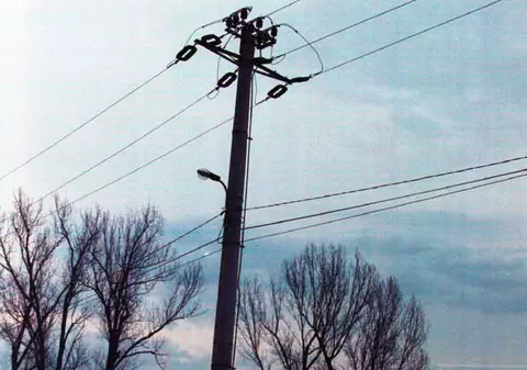 Tragedie în Botoşani! Un copil de 15 ani a murit după ce s-a izbit cu bicicleta de un stâlp aflat în mijlocul trotuarului 