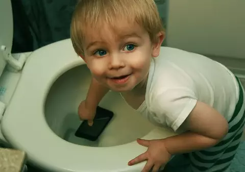 Ți-ai scăpat telefonul în apă? Află cum să îl repari