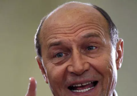 Traian Băsescu AVERTIZEAZĂ: "CREŞTE RISCUL SĂ AMÂNĂM PLATA PENSIILOR". Preşedintele a cerut reexaminarea legii pentru reducerea CAS