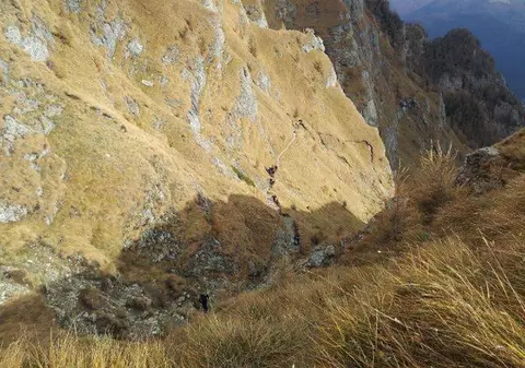 TRAGEDIE în MUNŢII BUCEGI! TURIST găsit MORT într-o RÂPĂ!