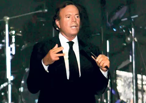 Cea de-a 13-a vizită în România e cu ghinion! Julio Iglesias A ANULAT concertul din Mamaia