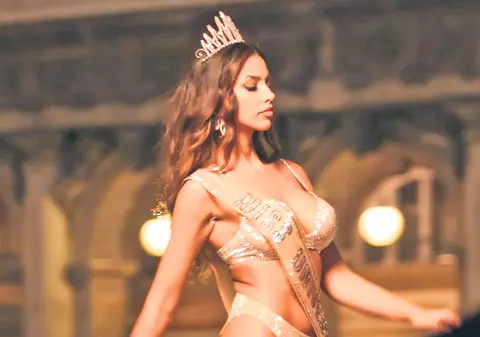 Mădălina Ghenea, colegă cu Michael Caine