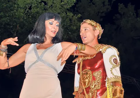 A încoronat-o regină, ca să uite că a făcut-o «haimana»