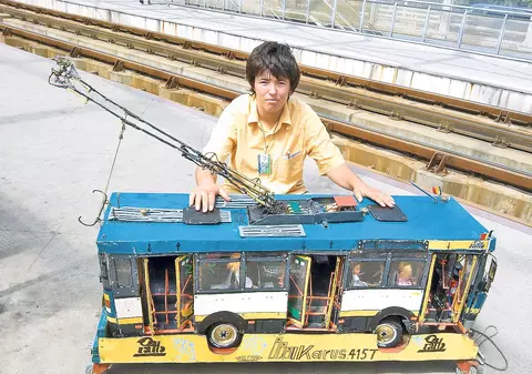 Daţi-i un loc de muncă! O tânără din Bucureşti iubeşte RATB-ul mai mult decât orice