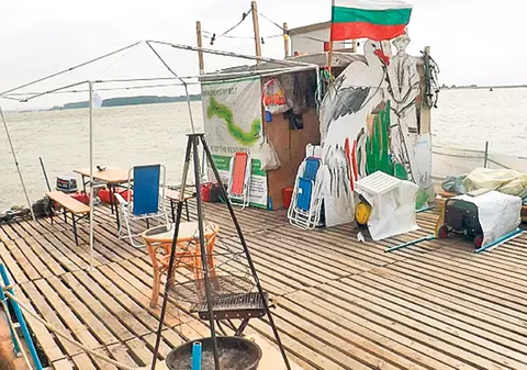 În plimbare pe Dunăre cu o PLUTĂ DIN LEMN! GALERIE FOTO