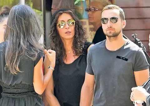 Mihaela Rădulescu şi-a îngropat părintele cu un mare of: Nu a apucat să-şi ia rămas-bun de la tatăl ei