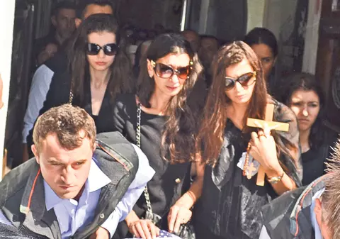 Parastas de 3.000 de euro! Monica şi Ramona Gabor au pus mână de la mână şi au strâns bani pentru pomana de un an a mamei lor, Veronica Bulai