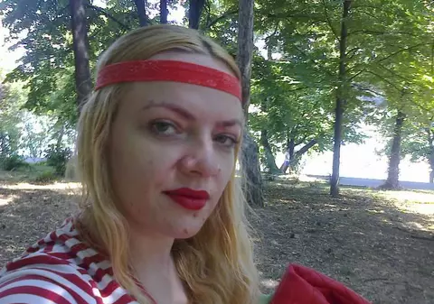 Rouge pozează pe uşile de aluminiu 