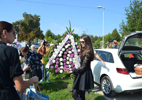 Jale mare la parastasul mamei surorilor Gabor. Tatăl Monicăi a întârziat la slujbă