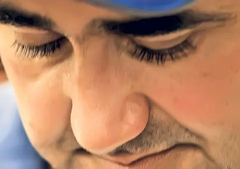 Viaţa bate filmul! De supărare că l-a înşelat nevasta, a mers pe jos două luni!