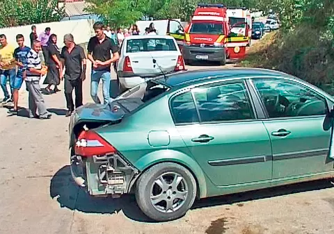 Cortegiu funerar lovit de un microbuz