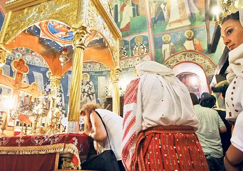 Trei zile de pelerinaj la Biserica Sf. Gheorghe Nou din Bucureşti! Mii de femei au intrat şi s-au rugat în altar