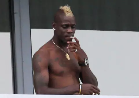 Mario Balotelli a provocat scandal într-o discotecă. În urma altercației, un bărbat și-a pierdut trei dinți!