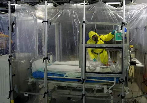 Alertă în Serbia! 14 persoane, suspecte că ar fi infectate cu virusul Ebola
