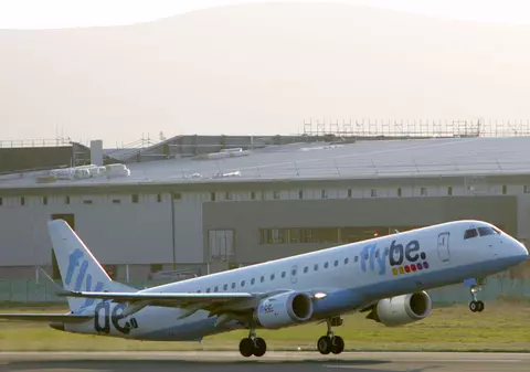 Incredibil! Mâna bionică a unui pilot de avion de pasageri s-a desprins în timpul aterizării 