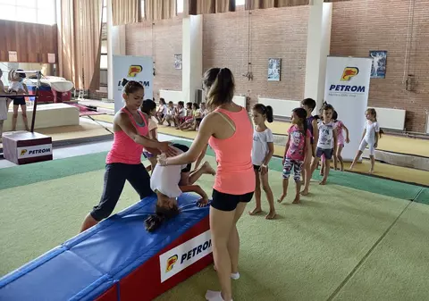 Campioanele olimpice Sandra Izbașa și Silvia Stroescu pregătesc 57 de fetițe de 6 și 7 ani