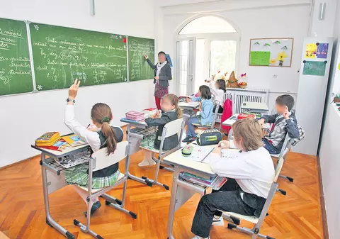 Deşi elevii de clasa a II-a au dat deja evaluări pe model nou, Ministerul Educaţiei modernizează predarea şi manualele abia din septembrie