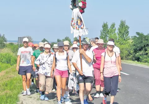 Merg pe jos 150 km până la mănăstire