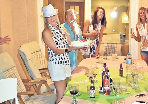 În timp ce Dichiseanu încearcă să se pună pe picioare după o grea operaţie, fosta soţie a actorului a dat un chef nebun în Ibiza
