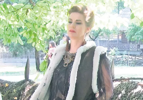 Maia Morgenstern poartă blănuri la peste 30 ˚C