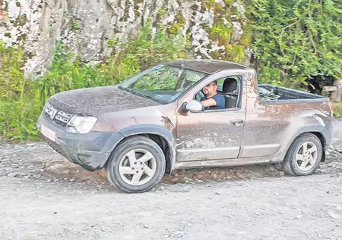 Apariție de senzație pe Transfăgărășan. Așa arată noul Duster Pick-up!