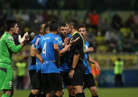 Steaua, acuzată că a câştigat cu arbitrii: "Victorie dintr-o eroare"