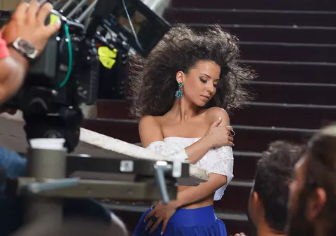 PREMIERĂ LIBERTATEA.RO | Ami lansează un nou videoclip, “Playa en Costa Rica”