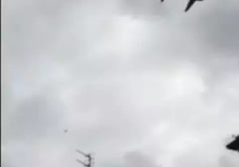 O aeronavă de pasageri, ESCORTATĂ de un avion de vânătoare, deasupra Marii Britanii