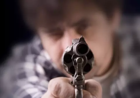 Un TÂNĂR S-A SINUCIS din GREŞEALĂ: încerca să-şi facă UN SELFIE cu ARMA în mână