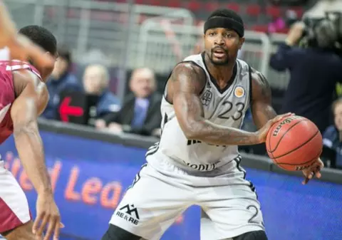 VIDEO/ Asesoft a transferat un super-baschetbalist. ”Dee” Brown a jucat la trei echipe din NBA
