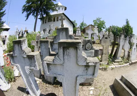 Bistrița are cimitir nou, dar nimeni nu poate intra în el
