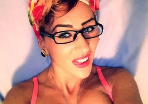 Fosta AMANTĂ a lui Guţă, APROAPE GOALĂ, la cratiţă | Imagini MAI FIERBINŢI decât VREMEA de afară