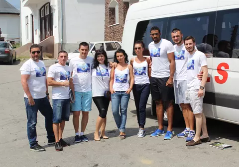 Luptătorii Superkombat au împărţit materiale de construcţii şi ajutoare sinistraţilor din Vaideeni