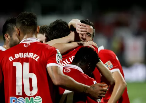 VIDEO / Liga I: FC Dinamo - FC Braşov 2-1. ^"Câinii roşii" au câştigat cu emoţii