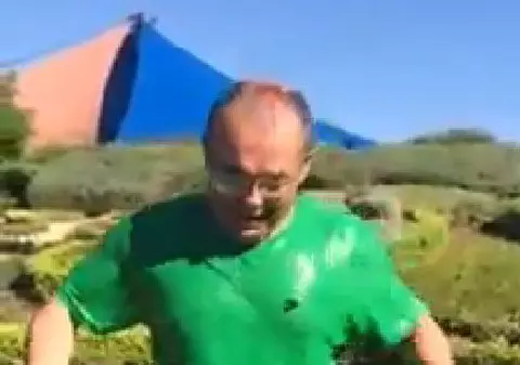 A FĂCUT-O şi EMIL BOC! Fostul premier, PROVOCARE cu gheaţă, ÎN LIMBA ENGLEZĂ, pentru Elena Udrea | VIDEO