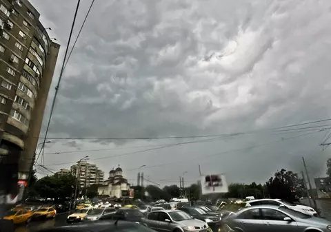 Furtuni în sud-estul ţării, până duminică seară