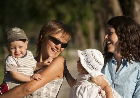 La ce vârstă au oamenii CEI MAI MULŢI PRIETENI?